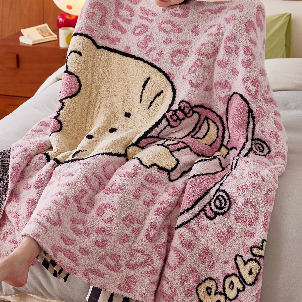 91家纺网 家纺一手货源 找家纺 安莱生活 2025新款设计师款半边绒多功能盖毯 滑板猫-粉