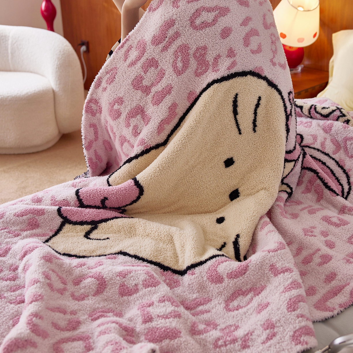 91家纺网 家纺一手货源 找家纺 安莱生活 2025新款设计师款半边绒多功能盖毯 滑板猫-粉