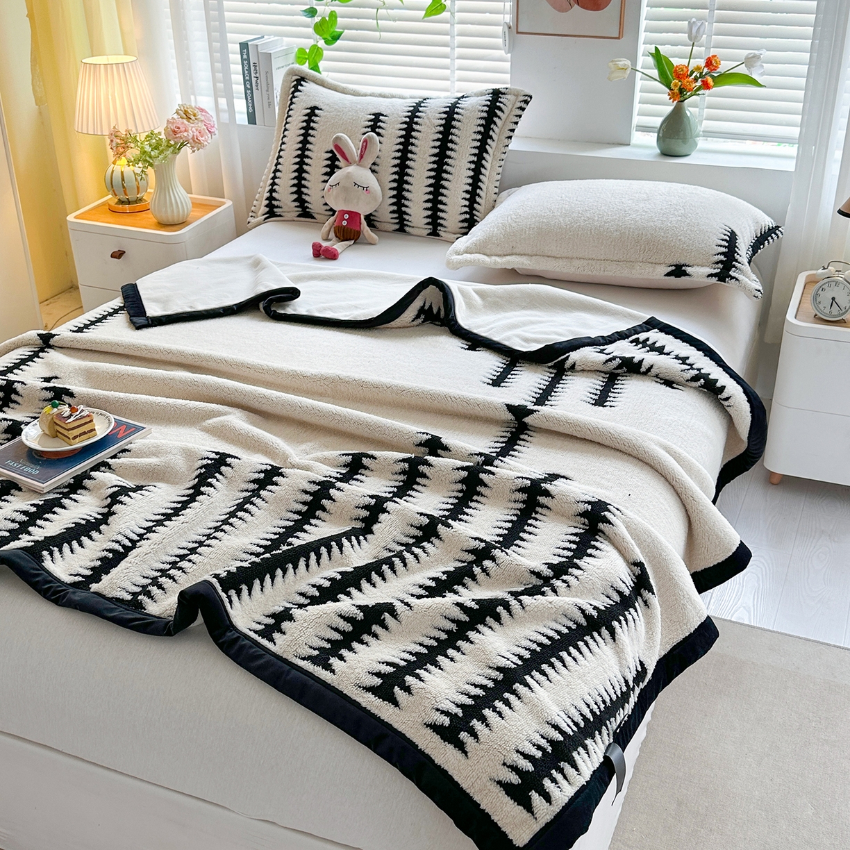 91家纺网 家纺一手货源 找家纺 （总）肖恩毯业 2025新款黑白阳离子云锦绒复合多功能毛毯休闲盖毯绒毯毯子跨境专供