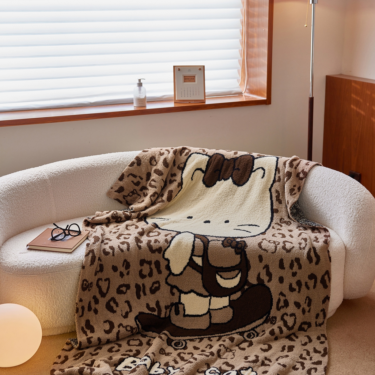 91家纺网 家纺一手货源 找家纺 安莱生活 2025新款设计师款半边绒多功能盖毯 滑板猫-咖