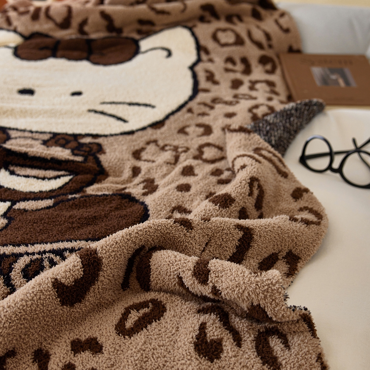 91家纺网 家纺一手货源 找家纺 安莱生活 2025新款设计师款半边绒多功能盖毯 滑板猫-咖