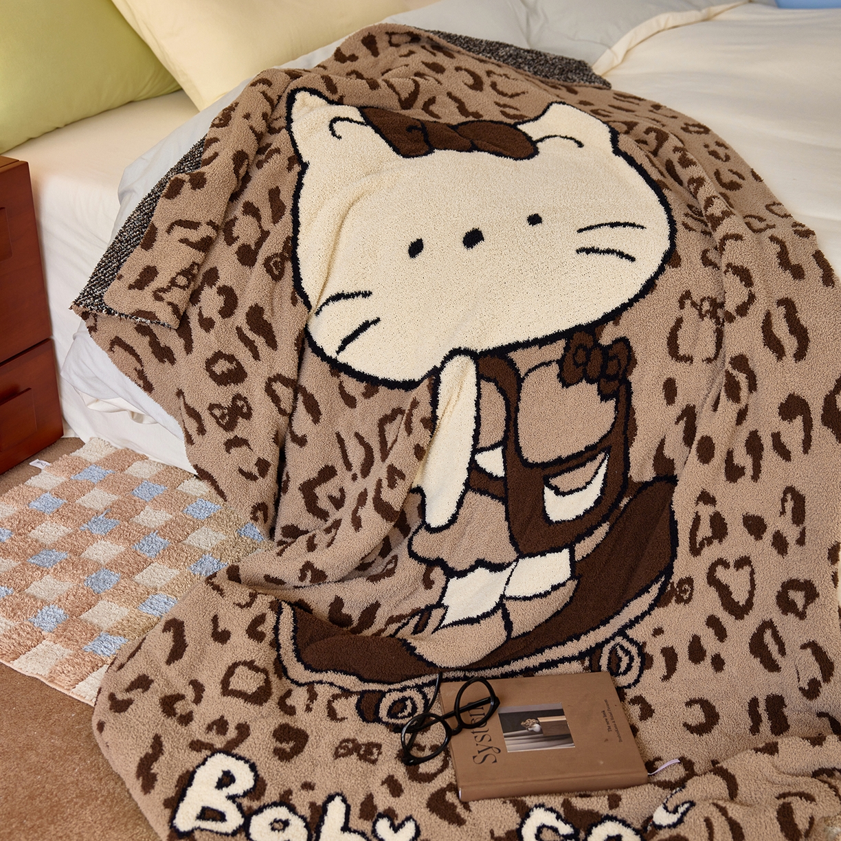 91家纺网 家纺一手货源 找家纺 安莱生活 2025新款设计师款半边绒多功能盖毯 滑板猫-咖