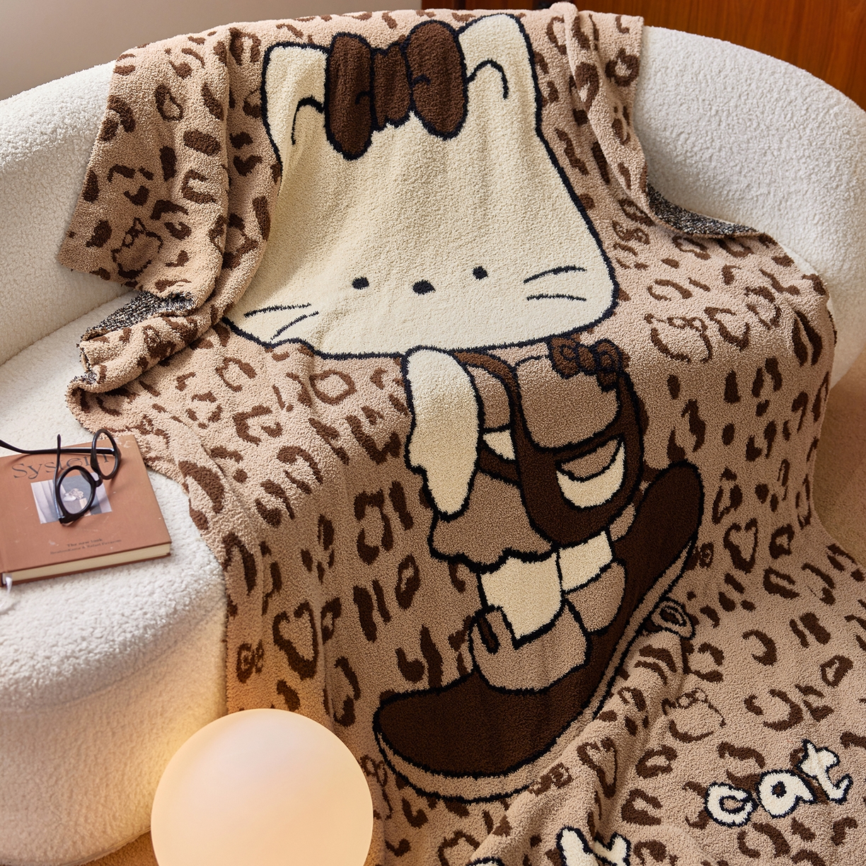 91家纺网 家纺一手货源 找家纺 安莱生活 2025新款设计师款半边绒多功能盖毯 滑板猫-咖