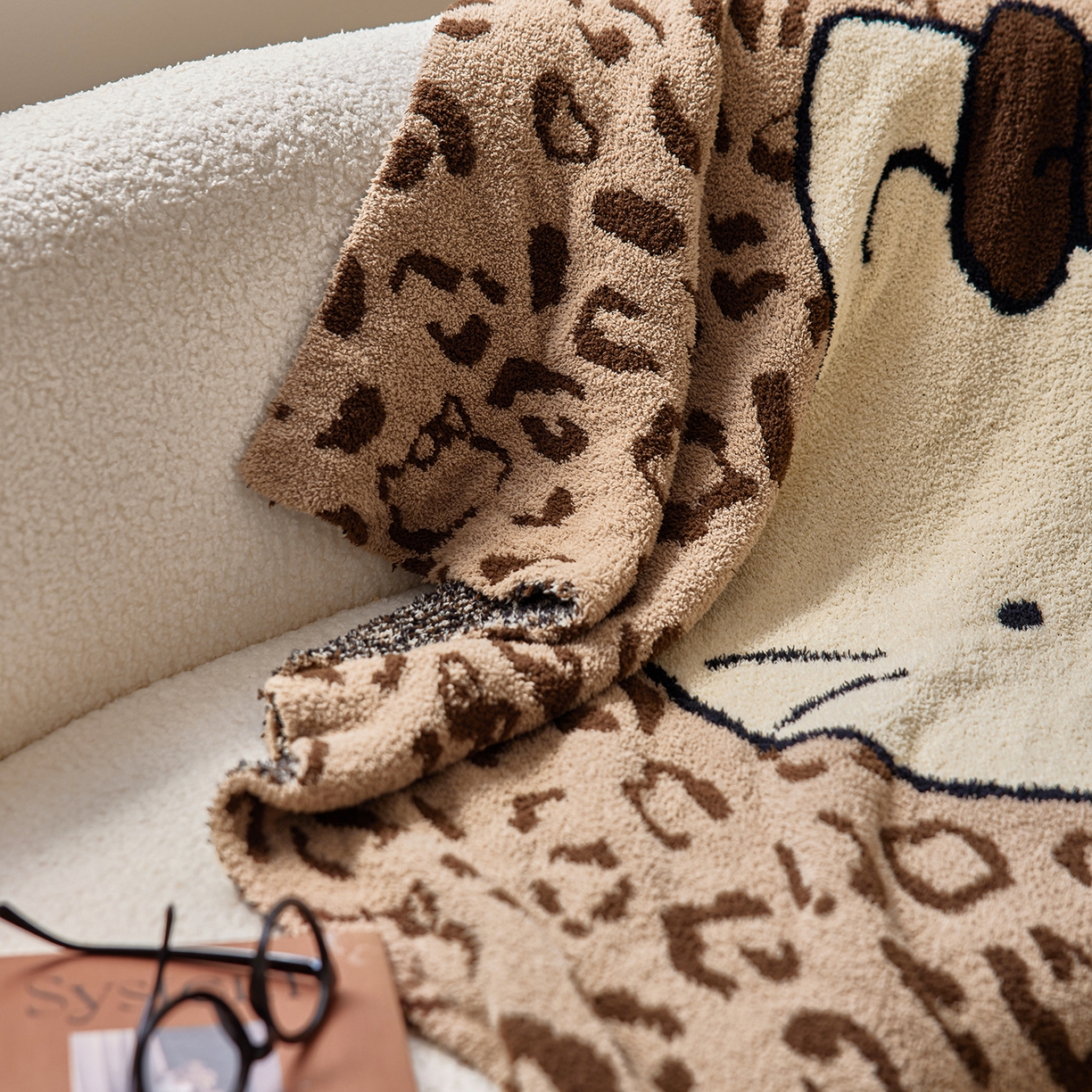 91家纺网 家纺一手货源 找家纺 安莱生活 2025新款设计师款半边绒多功能盖毯 滑板猫-咖