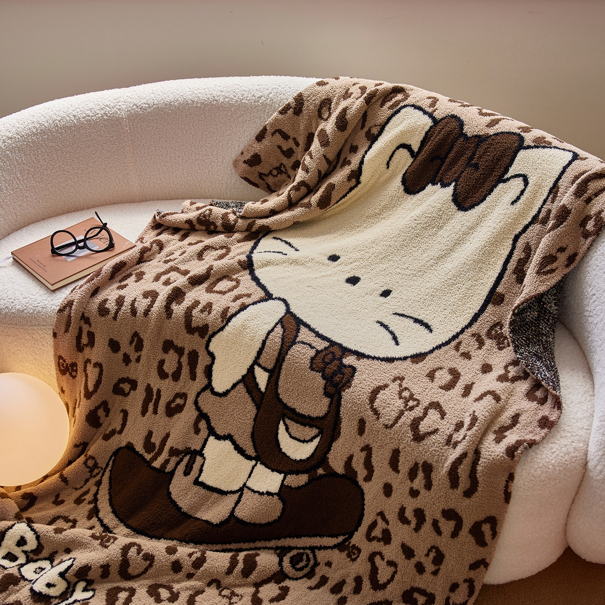 91家纺网 家纺一手货源 找家纺 安莱生活 2025新款设计师款半边绒多功能盖毯 滑板猫-咖