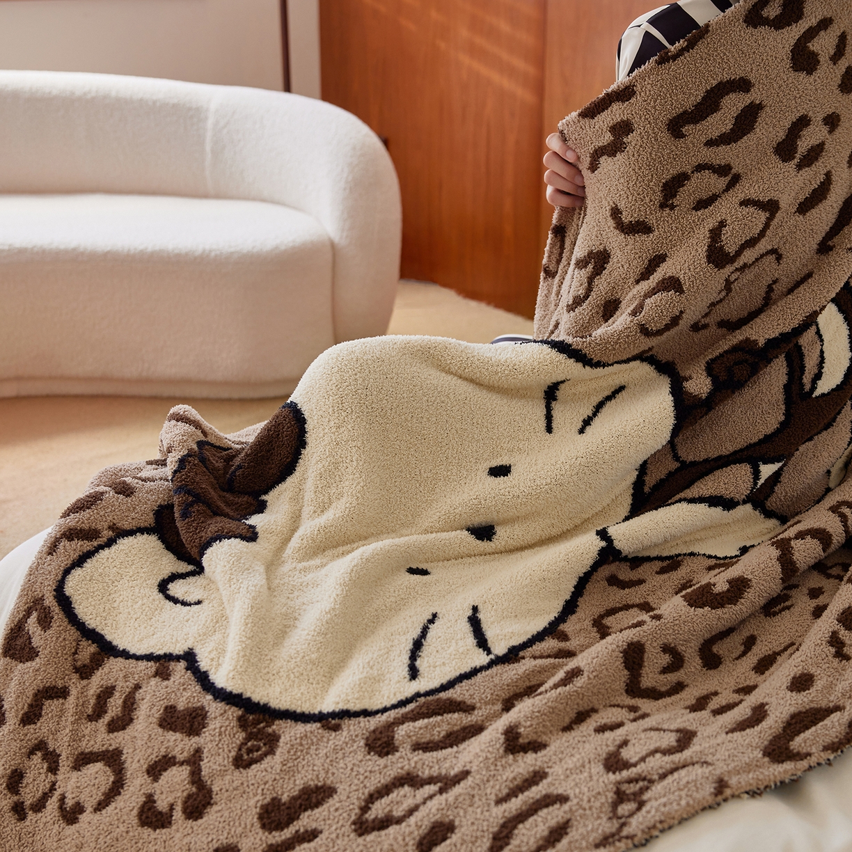 91家纺网 家纺一手货源 找家纺 安莱生活 2025新款设计师款半边绒多功能盖毯 滑板猫-咖