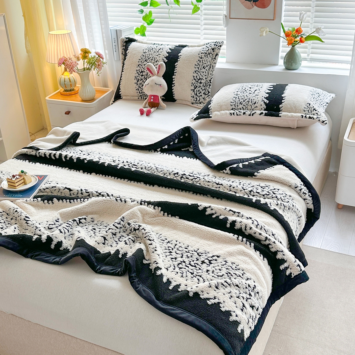 91家纺网 家纺一手货源 找家纺 （总）肖恩毯业 2025新款黑白阳离子云锦绒复合多功能毛毯休闲盖毯绒毯毯子跨境专供