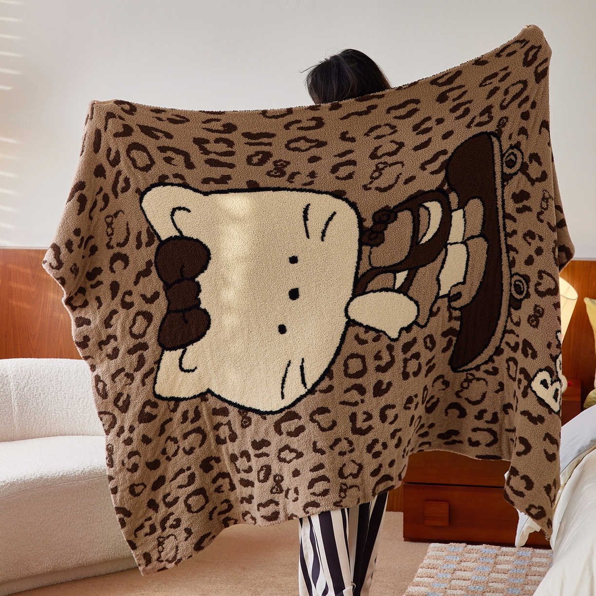 91家纺网 家纺一手货源 找家纺 安莱生活 2025新款设计师款半边绒多功能盖毯 滑板猫-咖