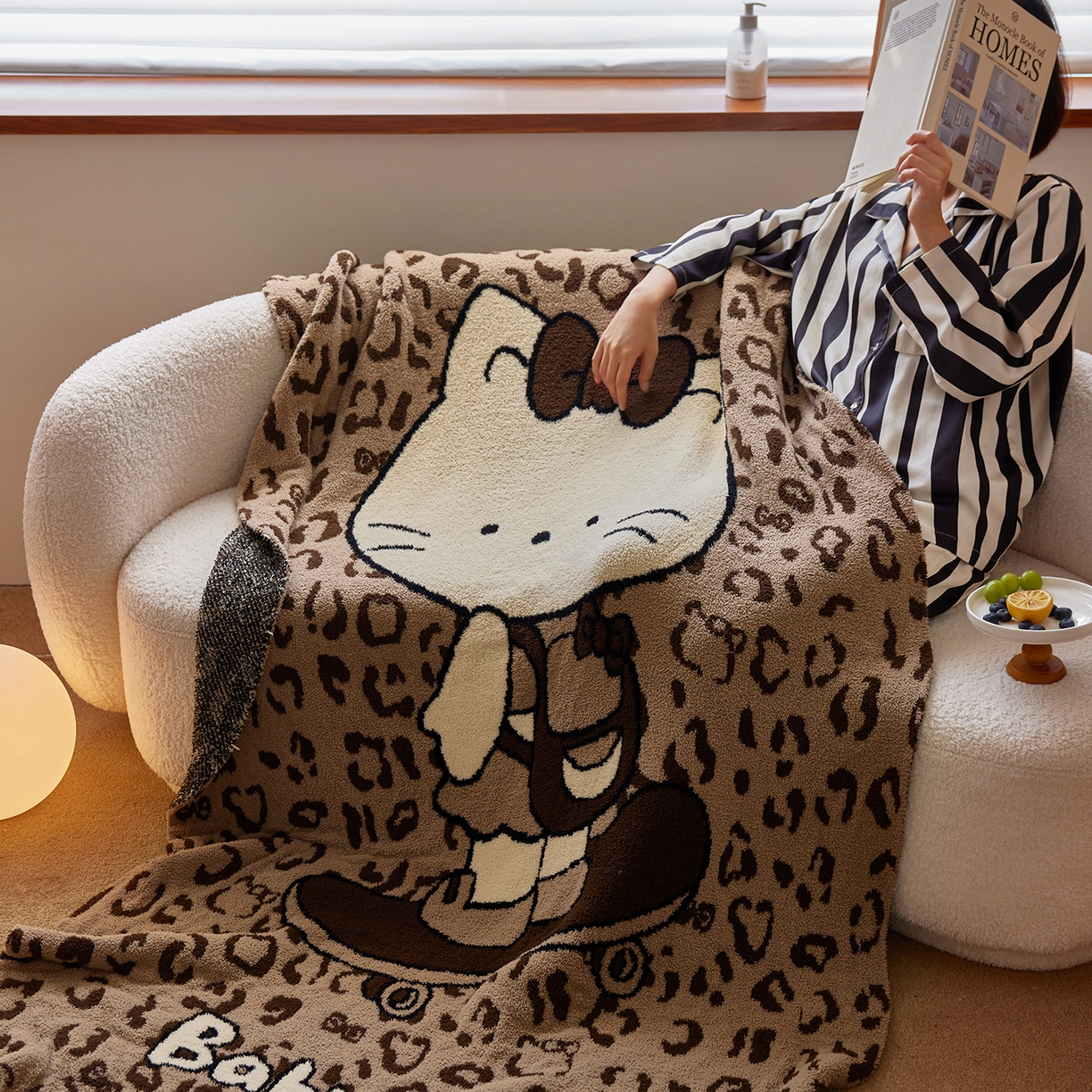 91家纺网 家纺一手货源 找家纺 安莱生活 2025新款设计师款半边绒多功能盖毯 滑板猫-咖