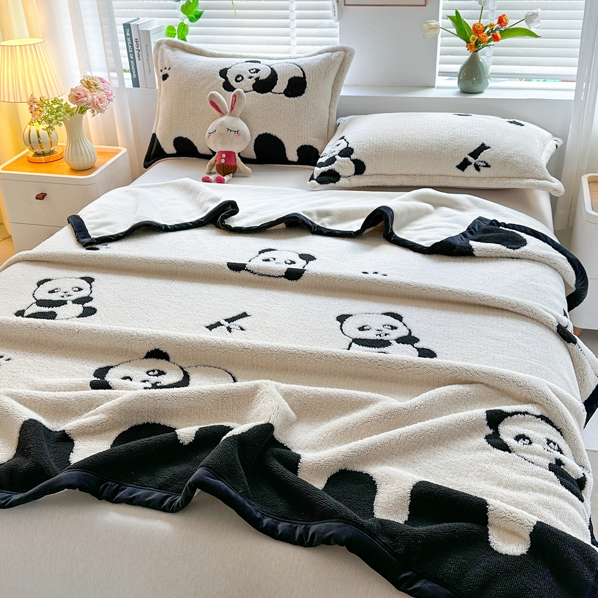 91家纺网 家纺一手货源 找家纺 肖恩毯业 2025新款黑白阳离子云锦绒复合多功能毛毯休闲盖毯绒毯毯子跨境专供 熊猫