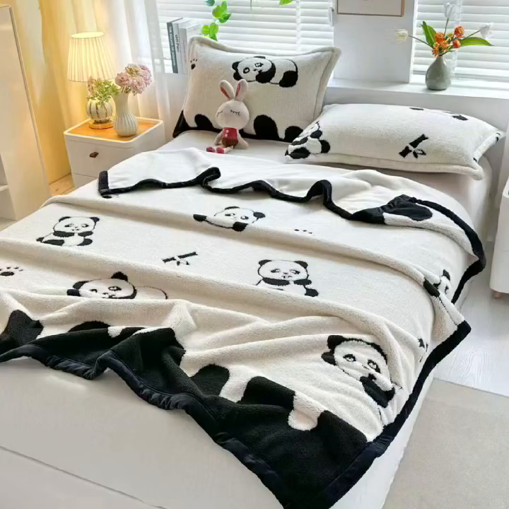 91家纺网 家纺一手货源 找家纺 肖恩毯业 2025新款黑白阳离子云锦绒复合多功能毛毯休闲盖毯绒毯毯子跨境专供 熊猫