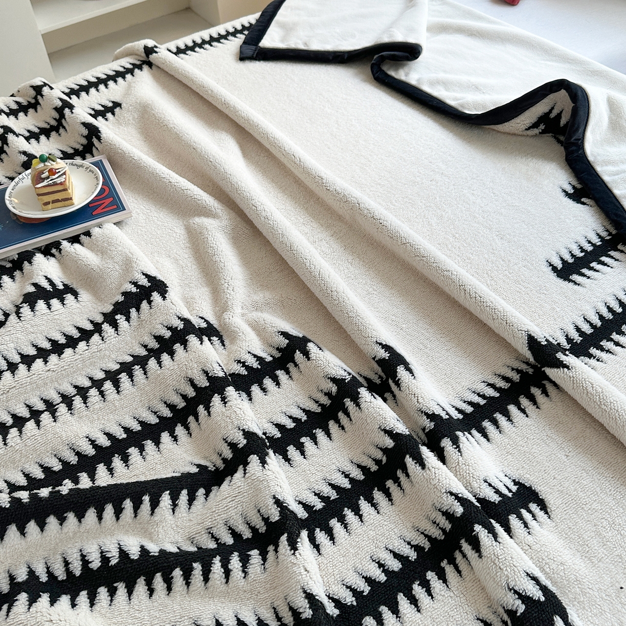91家纺网 家纺一手货源 找家纺 肖恩毯业 2025新款黑白阳离子云锦绒复合多功能毛毯休闲盖毯绒毯毯子跨境专供 节节高