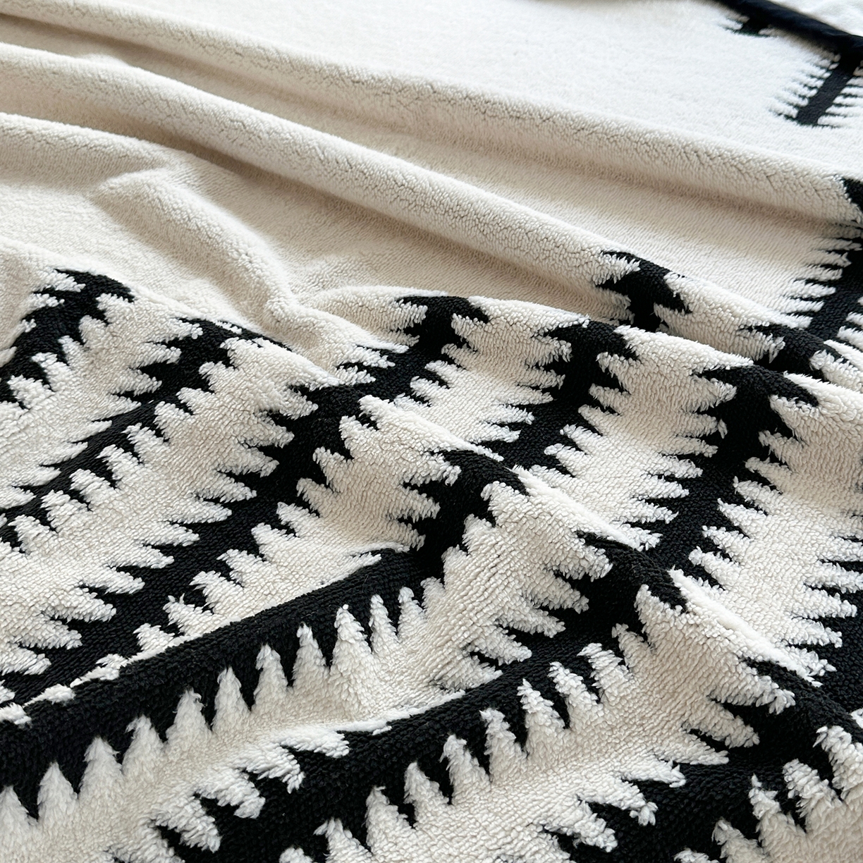 91家纺网 家纺一手货源 找家纺 肖恩毯业 2025新款黑白阳离子云锦绒复合多功能毛毯休闲盖毯绒毯毯子跨境专供 节节高