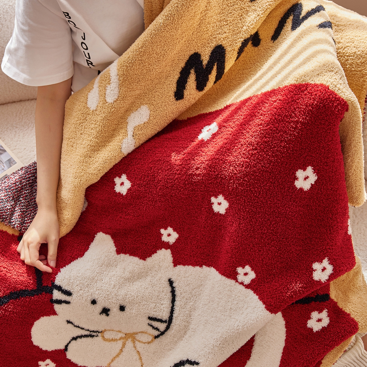 91家纺网 家纺一手货源 找家纺 安莱生活 2025新款设计师款半边绒多功能盖毯 沙发猫