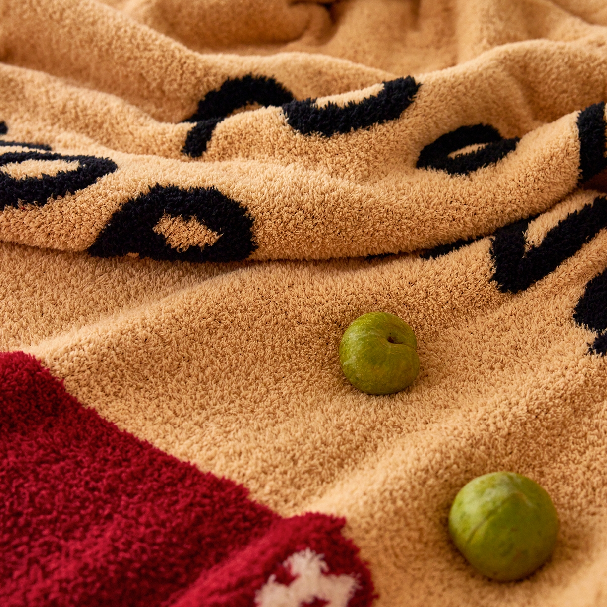 91家纺网 家纺一手货源 找家纺 安莱生活 2025新款设计师款半边绒多功能盖毯 沙发猫