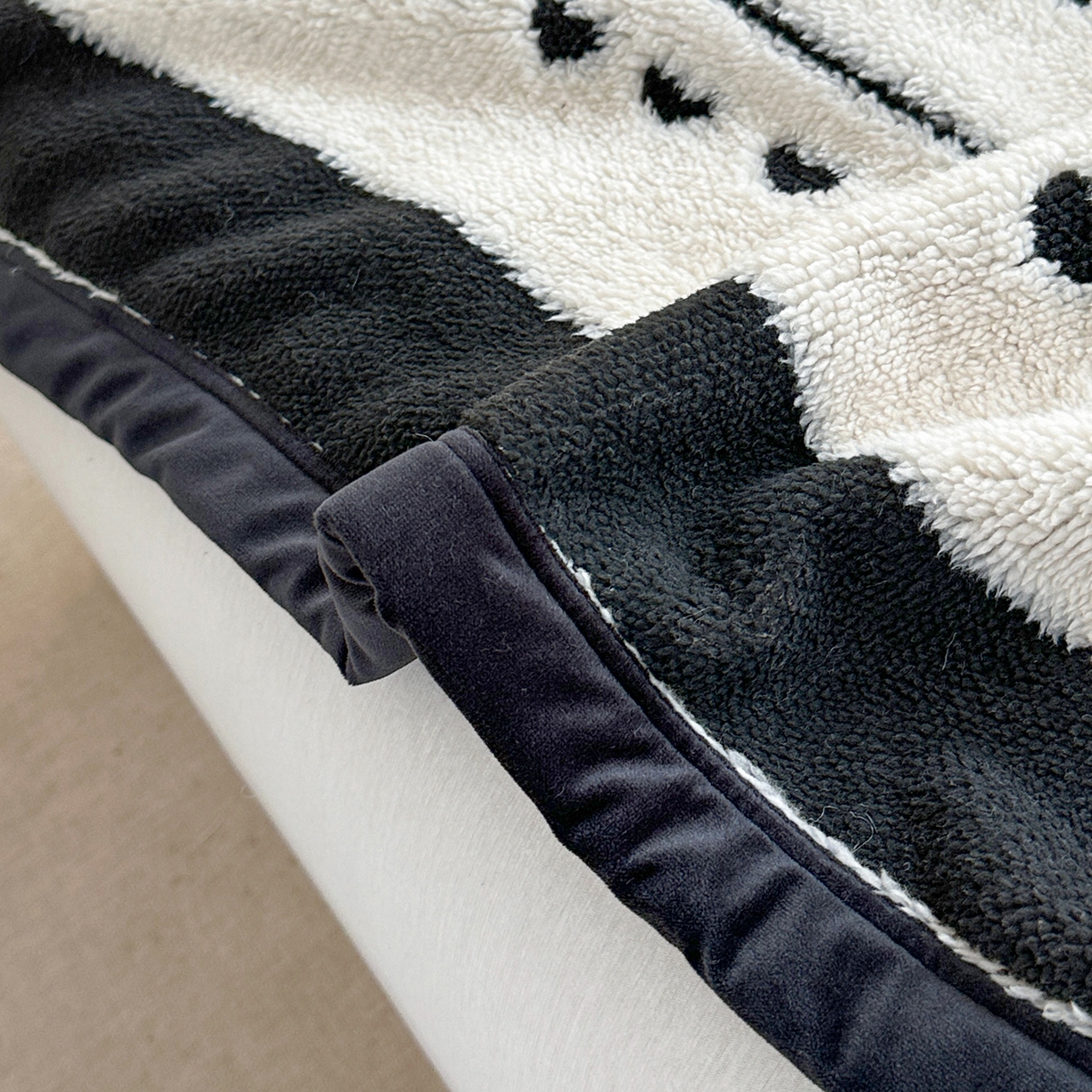 91家纺网 家纺一手货源 找家纺 肖恩毯业 2025新款黑白阳离子云锦绒复合多功能毛毯休闲盖毯绒毯毯子跨境专供 爱心花朵