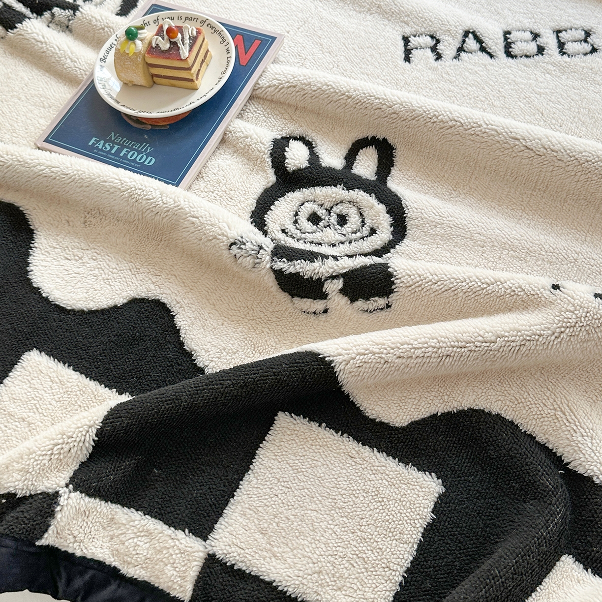 91家纺网 家纺一手货源 找家纺 肖恩毯业 2025新款黑白阳离子云锦绒复合多功能毛毯休闲盖毯绒毯毯子跨境专供 小布布