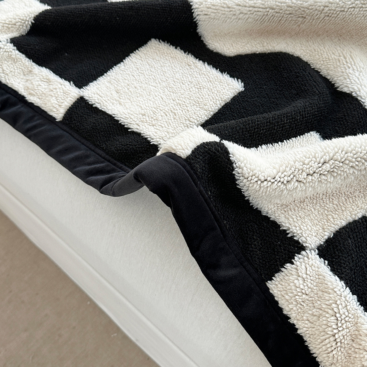 91家纺网 家纺一手货源 找家纺 肖恩毯业 2025新款黑白阳离子云锦绒复合多功能毛毯休闲盖毯绒毯毯子跨境专供 小布布