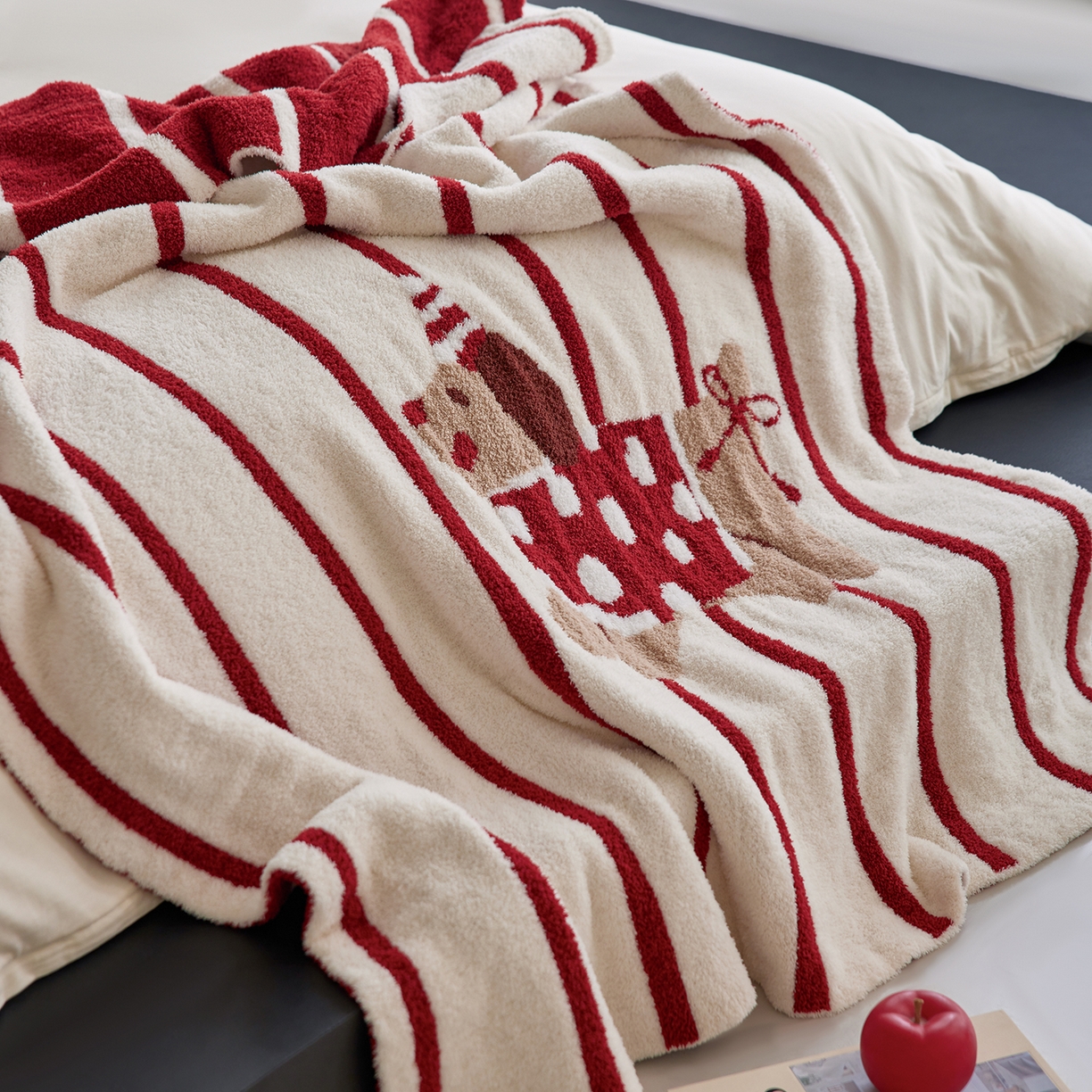 91家纺网 家纺一手货源 找家纺 安莱生活 2025新款设计师款半边绒多功能盖毯 条纹狗狗