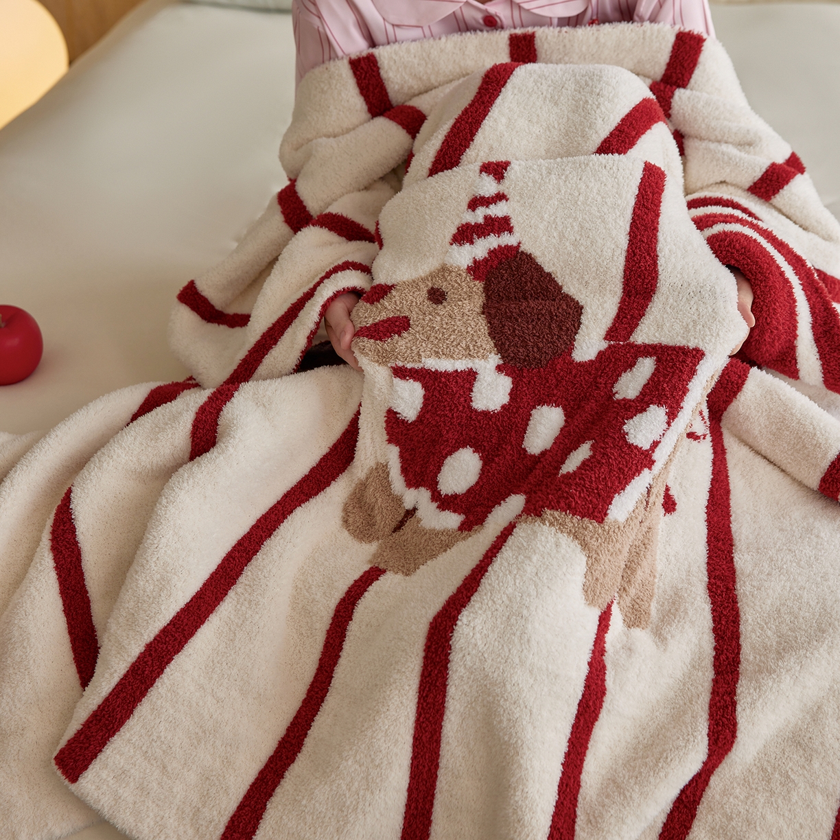 91家纺网 家纺一手货源 找家纺 安莱生活 2025新款设计师款半边绒多功能盖毯 条纹狗狗