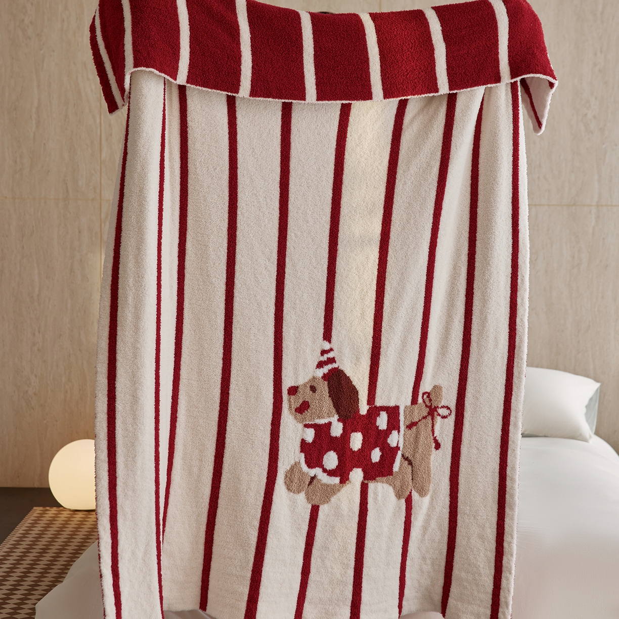 91家纺网 家纺一手货源 找家纺 安莱生活 2025新款设计师款半边绒多功能盖毯 条纹狗狗