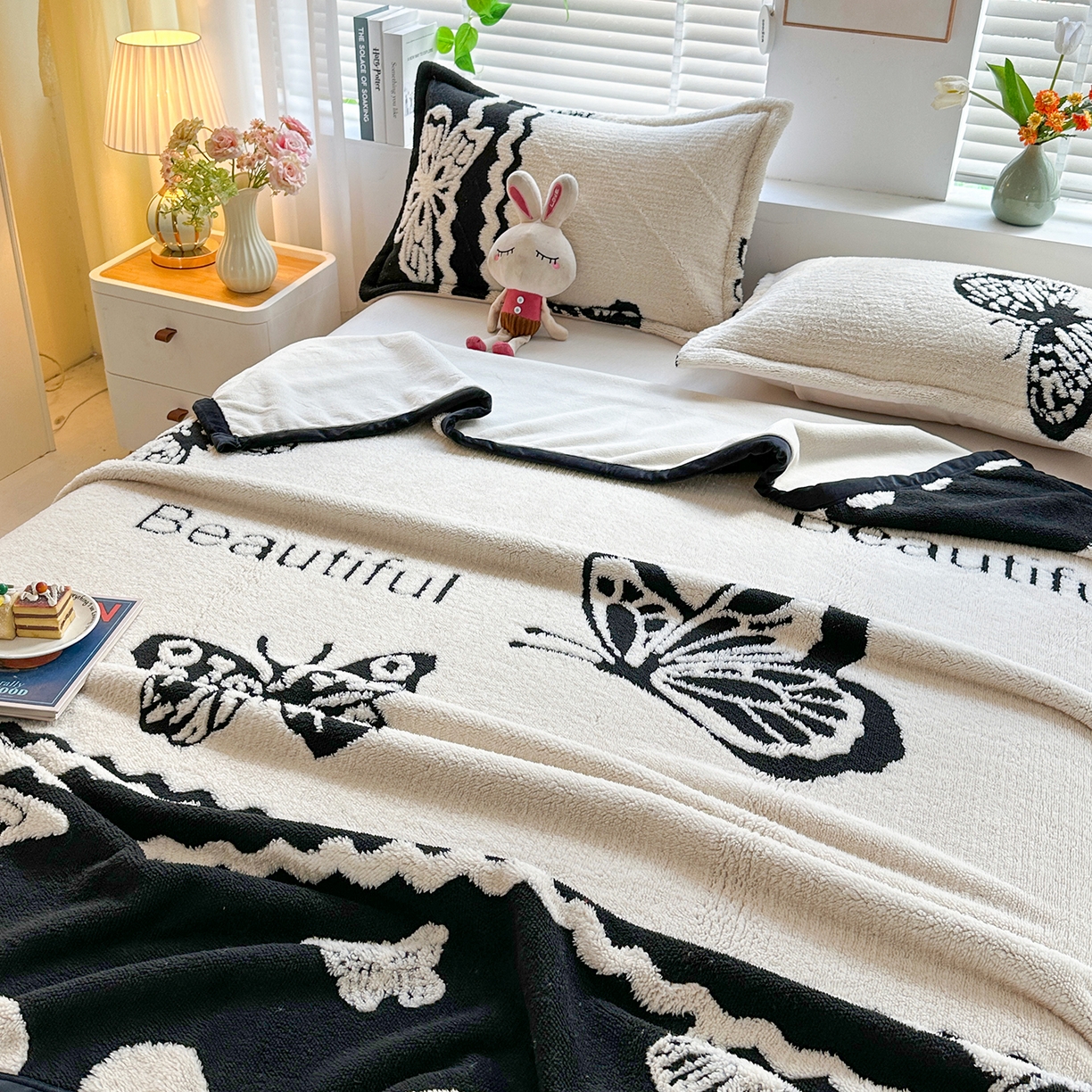 91家纺网 家纺一手货源 找家纺 肖恩毯业 2025新款黑白阳离子云锦绒复合多功能毛毯休闲盖毯绒毯毯子跨境专供 英文蝴蝶
