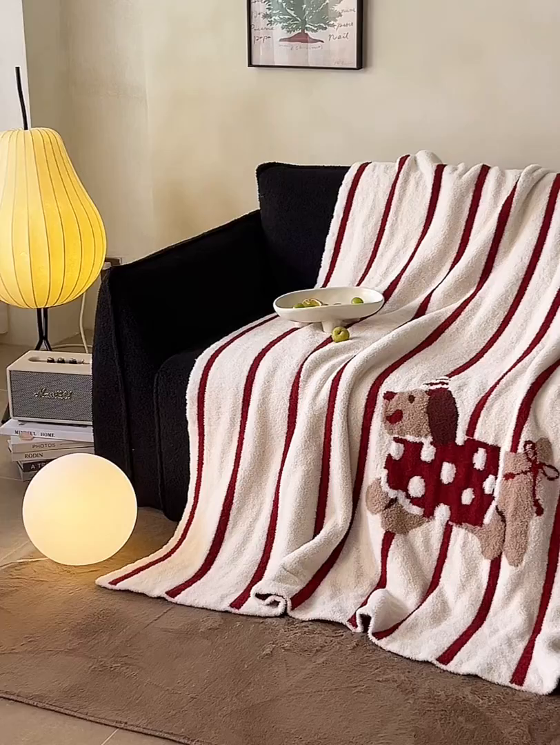 91家纺网 家纺一手货源 找家纺 安莱生活 2025新款设计师款半边绒多功能盖毯 条纹狗狗