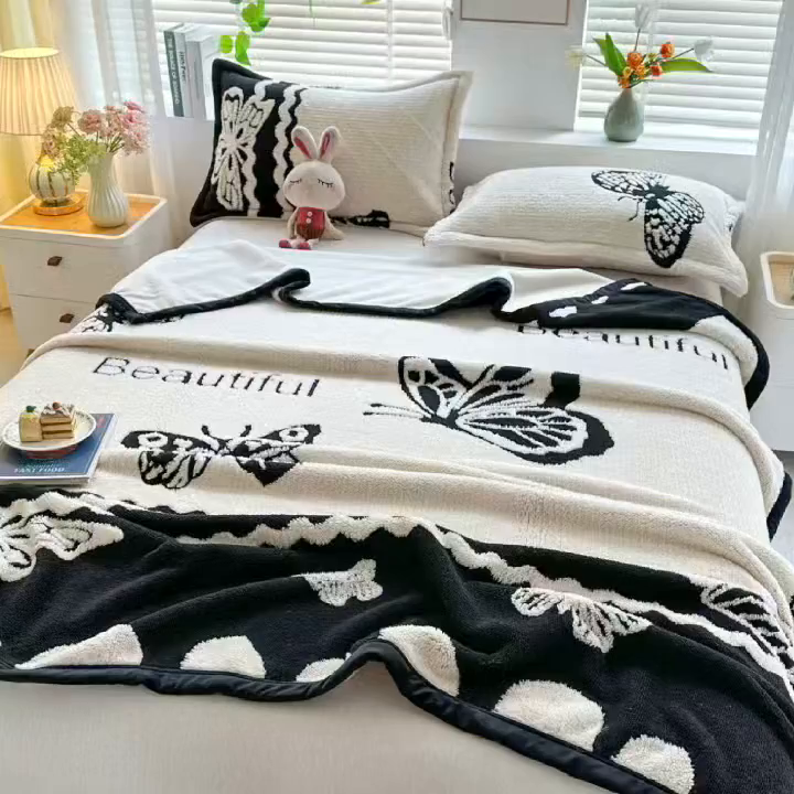 91家纺网 家纺一手货源 找家纺 肖恩毯业 2025新款黑白阳离子云锦绒复合多功能毛毯休闲盖毯绒毯毯子跨境专供 英文蝴蝶