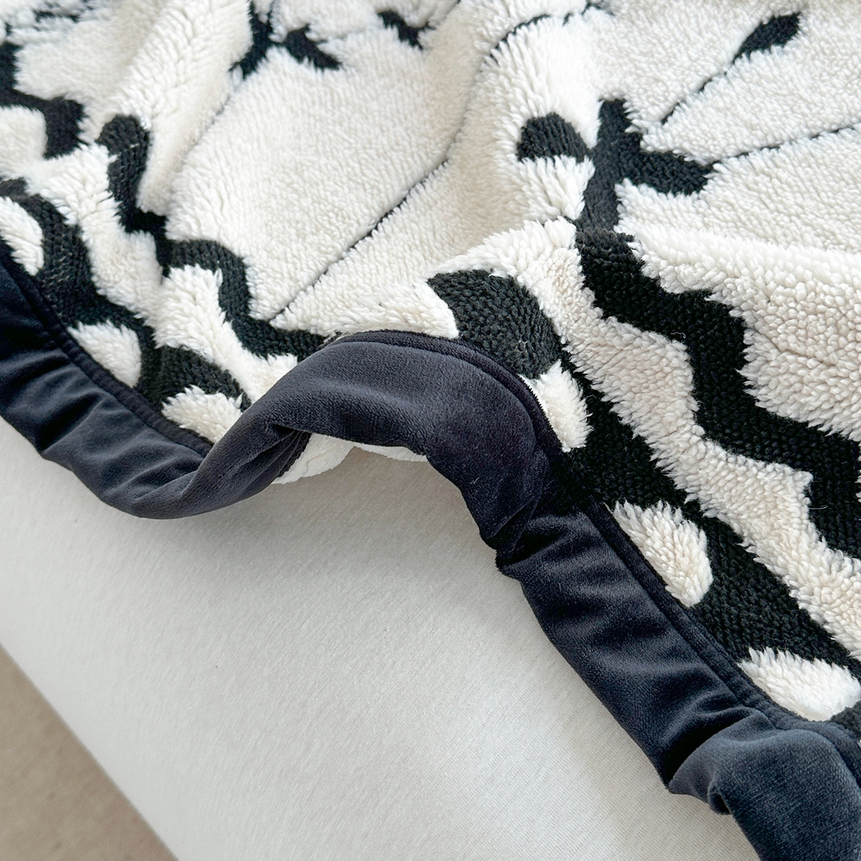 91家纺网 家纺一手货源 找家纺 肖恩毯业 2025新款黑白阳离子云锦绒复合多功能毛毯休闲盖毯绒毯毯子跨境专供 蝴蝶树