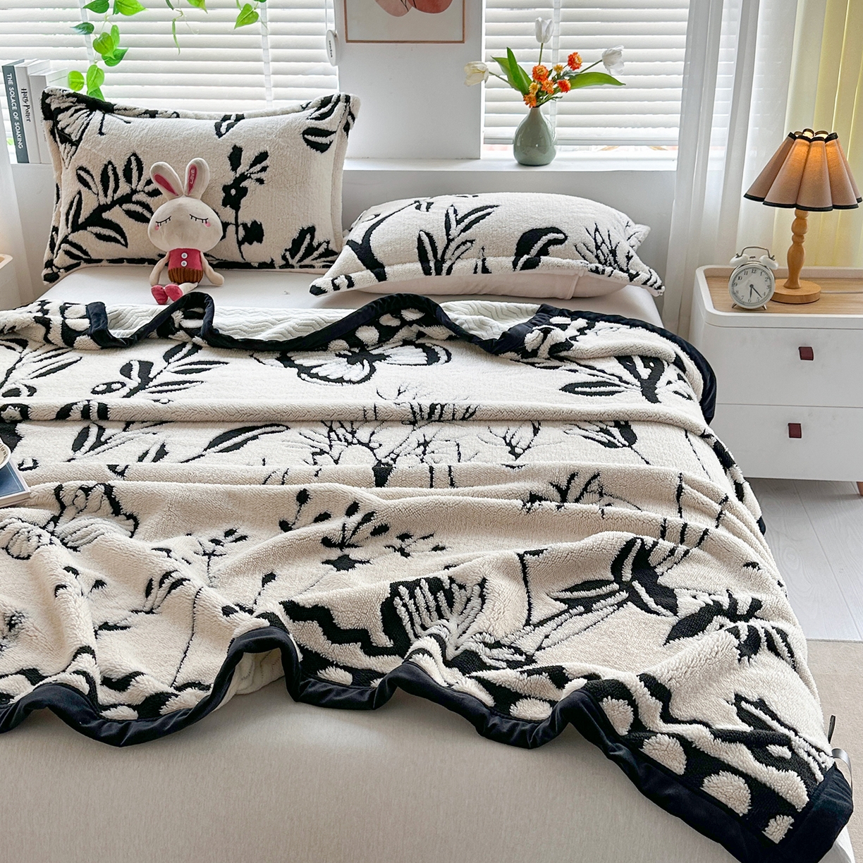 91家纺网 家纺一手货源 找家纺 肖恩毯业 2025新款黑白阳离子云锦绒复合多功能毛毯休闲盖毯绒毯毯子跨境专供 蝴蝶树