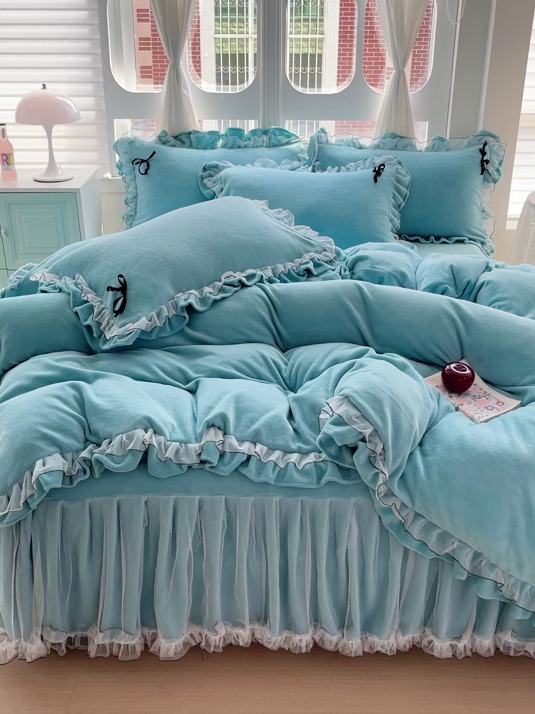 91家纺网 家纺一手货源 找家纺 言熙居家纺 2025新款仙气网纱蕾丝花边蝴蝶结牛奶绒四件套 仙女蓝