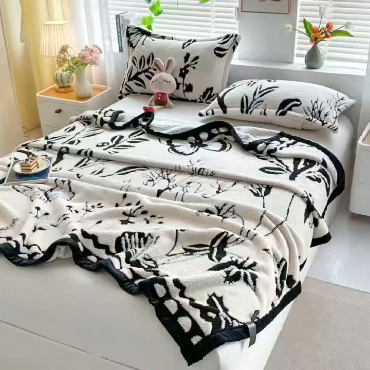 91家纺网 家纺一手货源 找家纺 肖恩毯业 2025新款黑白阳离子云锦绒复合多功能毛毯休闲盖毯绒毯毯子跨境专供 蝴蝶树