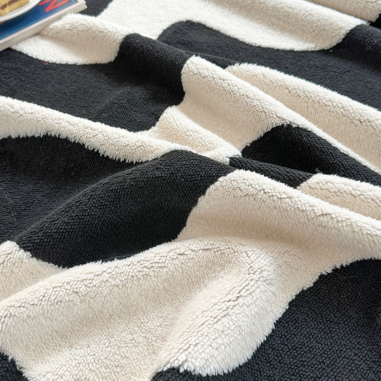 91家纺网 家纺一手货源 找家纺 肖恩毯业 2025新款黑白阳离子云锦绒复合多功能毛毯休闲盖毯绒毯毯子跨境专供 奶牛波浪