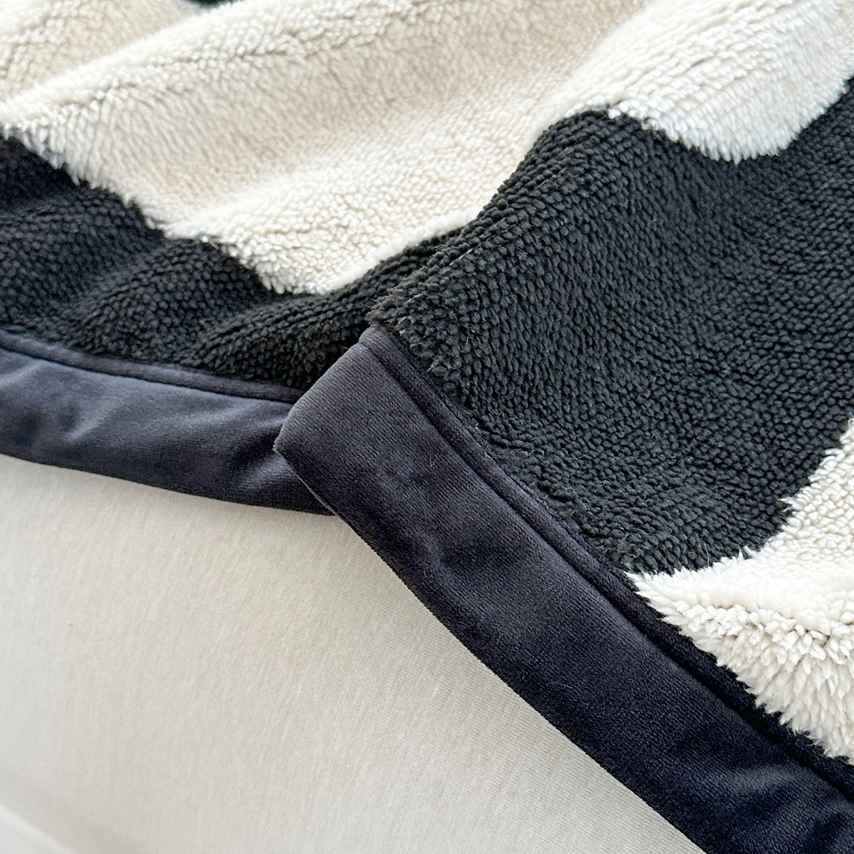 91家纺网 家纺一手货源 找家纺 肖恩毯业 2025新款黑白阳离子云锦绒复合多功能毛毯休闲盖毯绒毯毯子跨境专供 奶牛波浪