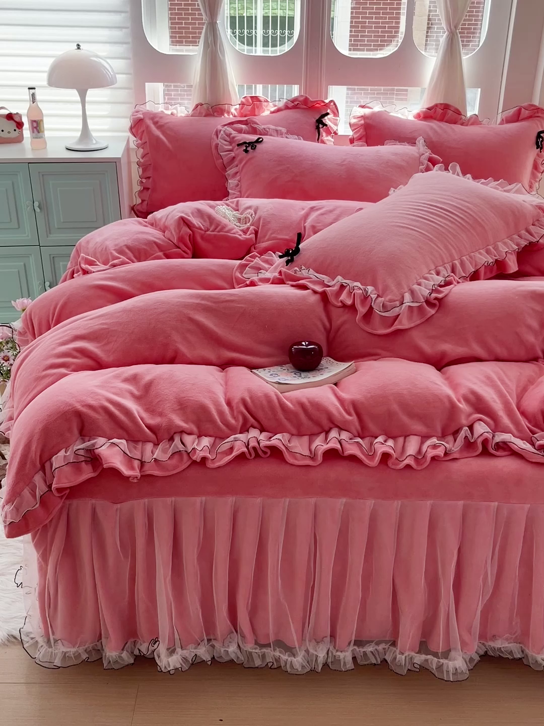 91家纺网 家纺一手货源 找家纺 言熙居家纺 2025新款仙气网纱蕾丝花边蝴蝶结牛奶绒四件套 仙女玉