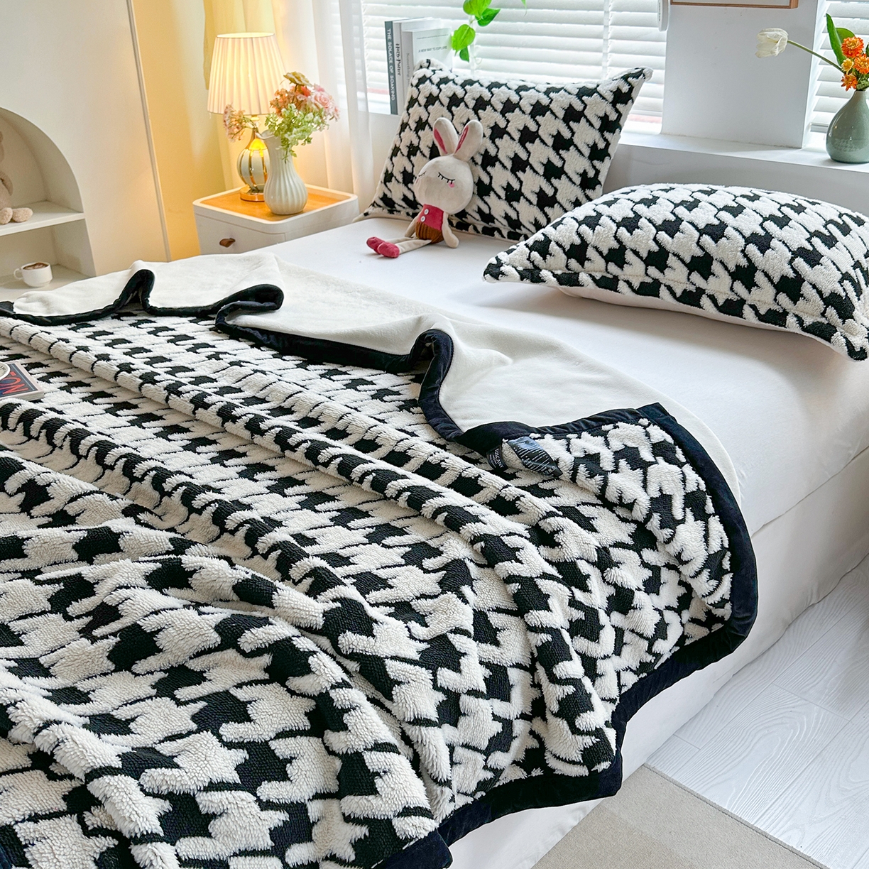 91家纺网 家纺一手货源 找家纺 肖恩毯业 2025新款黑白阳离子云锦绒复合多功能毛毯休闲盖毯绒毯毯子跨境专供 千鸟格