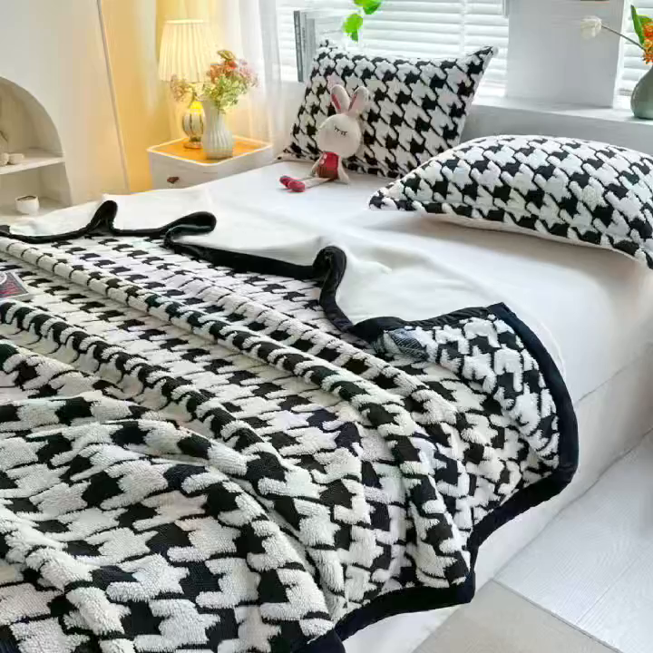 91家纺网 家纺一手货源 找家纺 肖恩毯业 2025新款黑白阳离子云锦绒复合多功能毛毯休闲盖毯绒毯毯子跨境专供 千鸟格