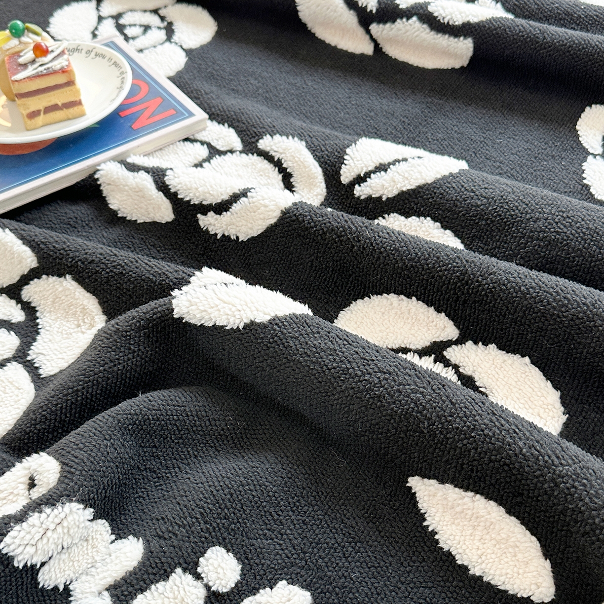 91家纺网 家纺一手货源 找家纺 肖恩毯业 2025新款黑白阳离子云锦绒复合多功能毛毯休闲盖毯绒毯毯子跨境专供 山茶花