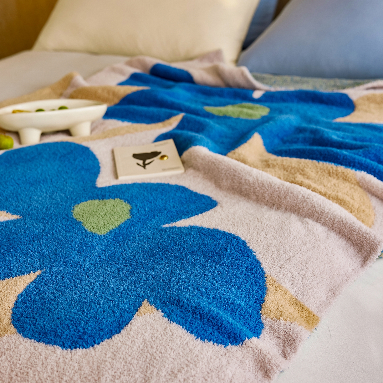 91家纺网 家纺一手货源 找家纺 安莱生活 2025新款设计师款半边绒多功能盖毯 一路生花-蓝