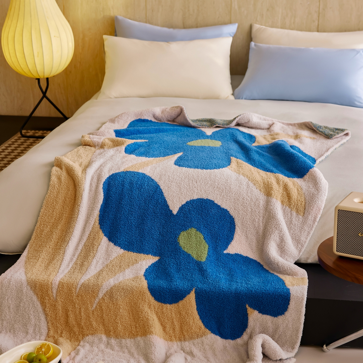 91家纺网 家纺一手货源 找家纺 安莱生活 2025新款设计师款半边绒多功能盖毯 一路生花-蓝