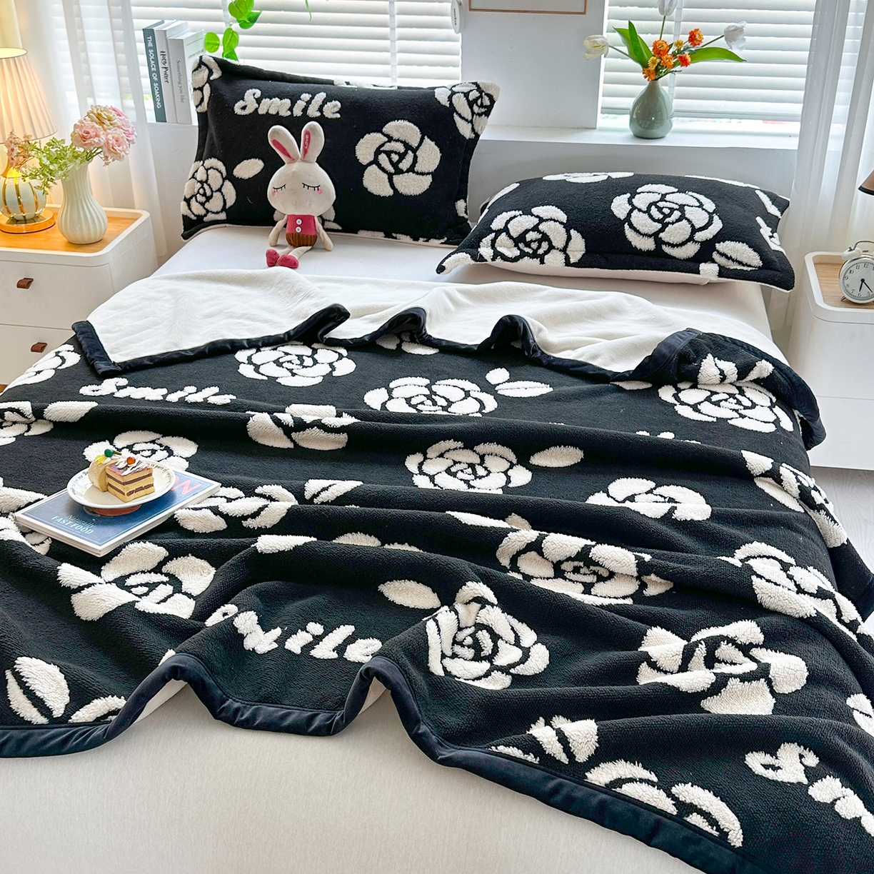 91家纺网 家纺一手货源 找家纺 肖恩毯业 2025新款黑白阳离子云锦绒复合多功能毛毯休闲盖毯绒毯毯子跨境专供 山茶花