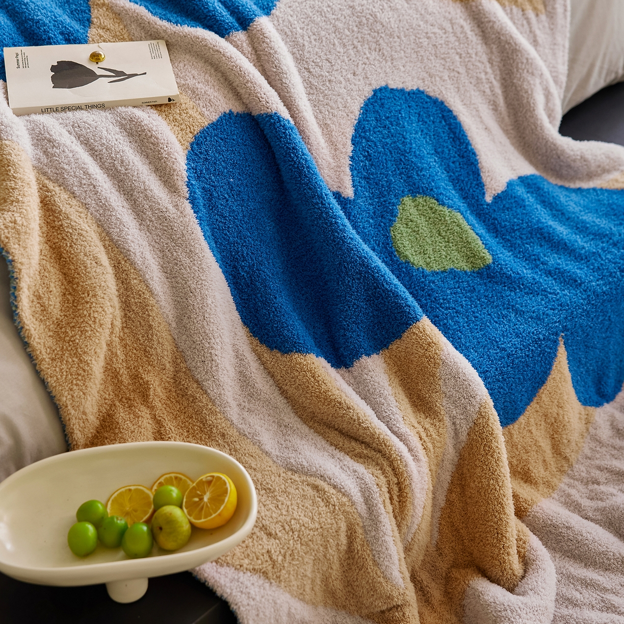 91家纺网 家纺一手货源 找家纺 安莱生活 2025新款设计师款半边绒多功能盖毯 一路生花-蓝