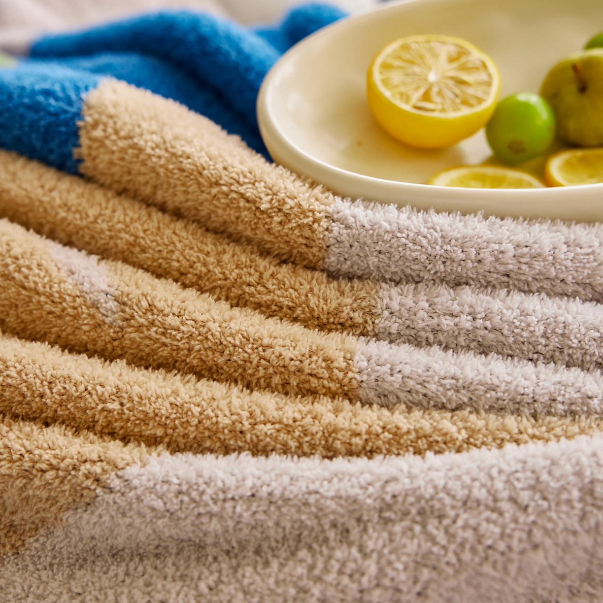 91家纺网 家纺一手货源 找家纺 安莱生活 2025新款设计师款半边绒多功能盖毯 一路生花-蓝