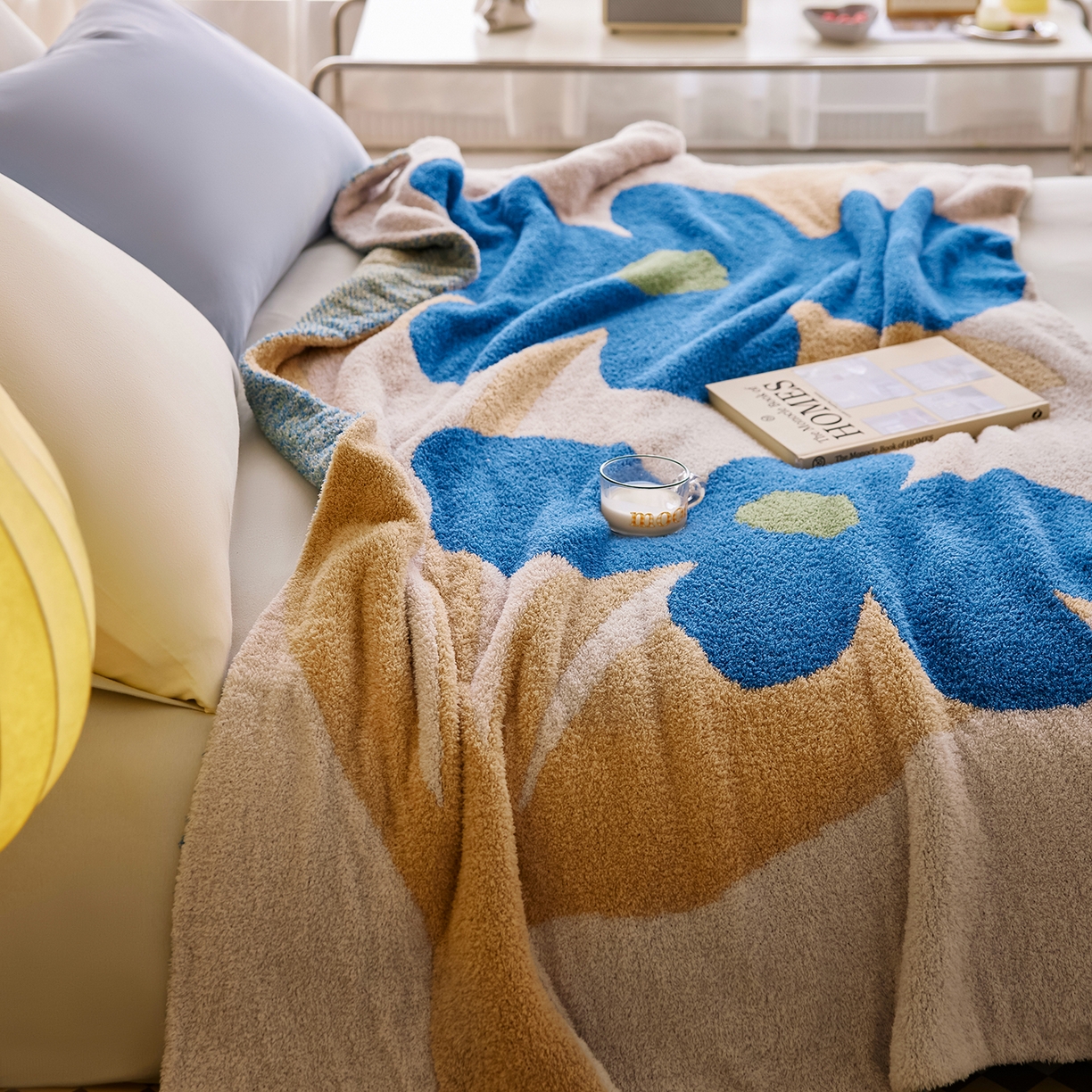 91家纺网 家纺一手货源 找家纺 安莱生活 2025新款设计师款半边绒多功能盖毯 一路生花-蓝