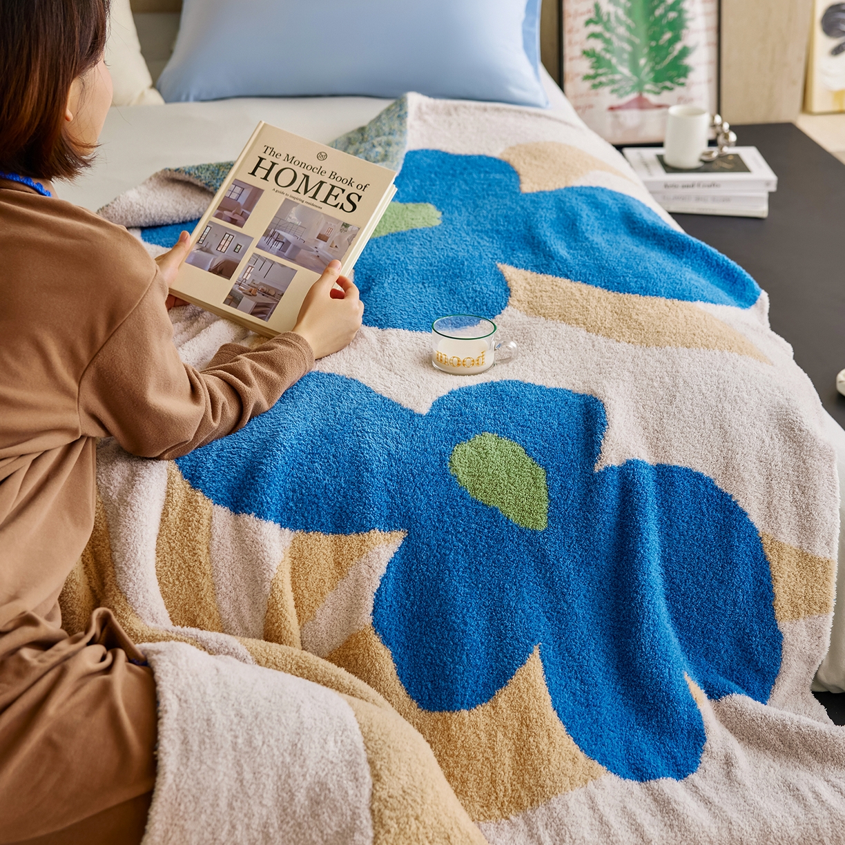 91家纺网 家纺一手货源 找家纺 安莱生活 2025新款设计师款半边绒多功能盖毯 一路生花-蓝