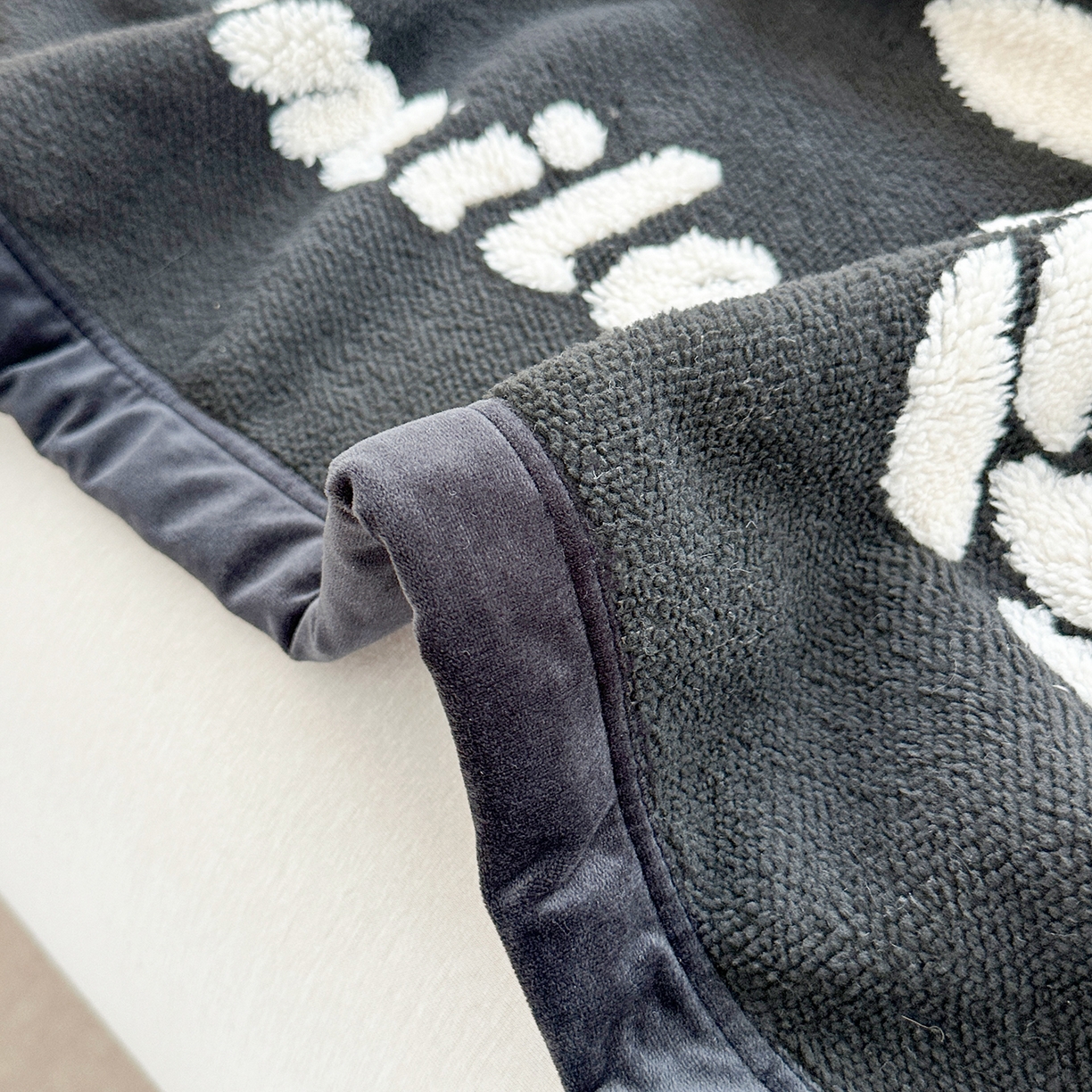 91家纺网 家纺一手货源 找家纺 肖恩毯业 2025新款黑白阳离子云锦绒复合多功能毛毯休闲盖毯绒毯毯子跨境专供 山茶花