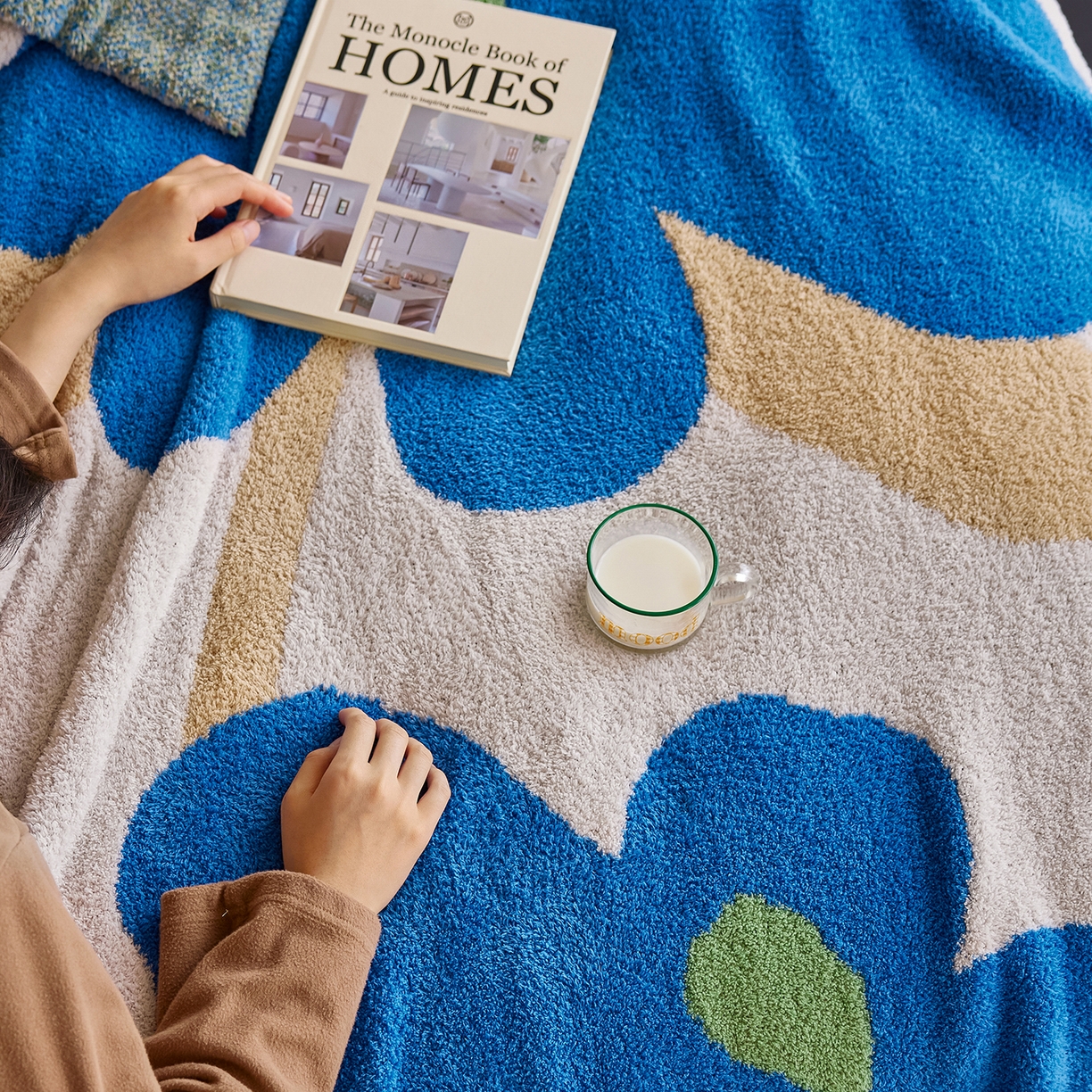 91家纺网 家纺一手货源 找家纺 安莱生活 2025新款设计师款半边绒多功能盖毯 一路生花-蓝