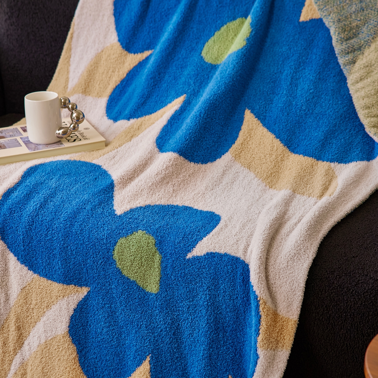 91家纺网 家纺一手货源 找家纺 安莱生活 2025新款设计师款半边绒多功能盖毯 一路生花-蓝