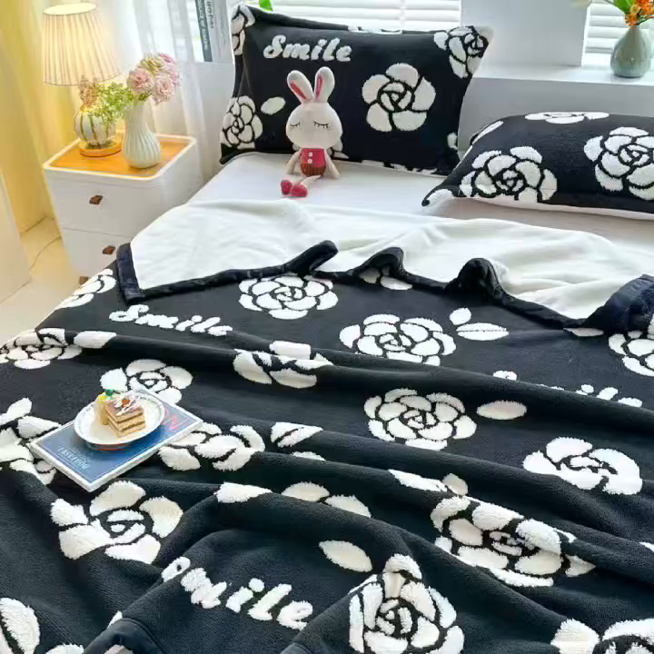 91家纺网 家纺一手货源 找家纺 肖恩毯业 2025新款黑白阳离子云锦绒复合多功能毛毯休闲盖毯绒毯毯子跨境专供 山茶花