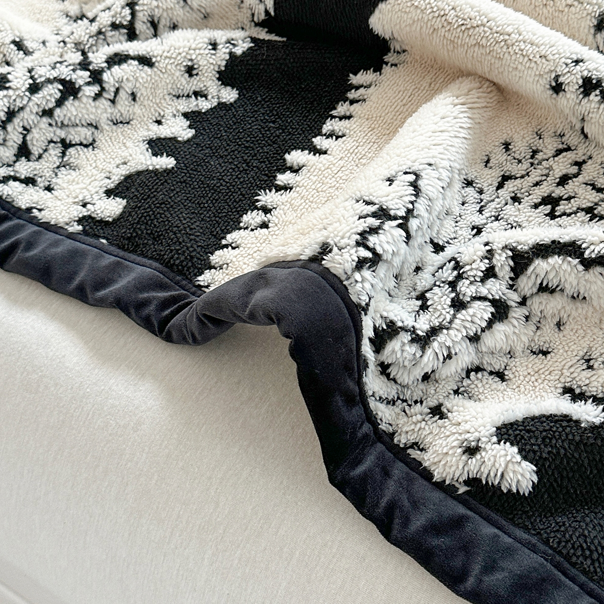 91家纺网 家纺一手货源 找家纺 肖恩毯业 2025新款黑白阳离子云锦绒复合多功能毛毯休闲盖毯绒毯毯子跨境专供 时光条